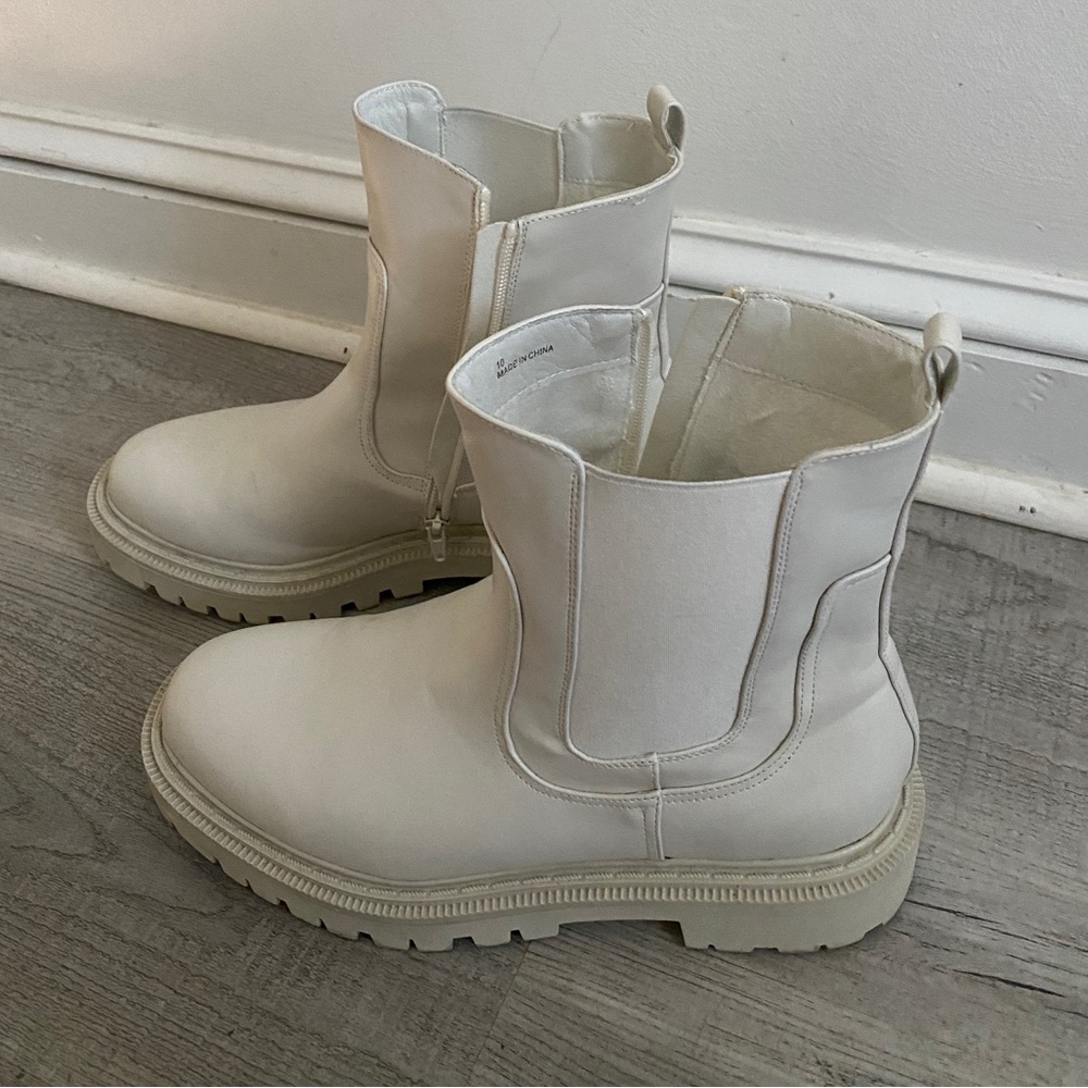Size 10 American Eagle White Chunky Chelsea Boots